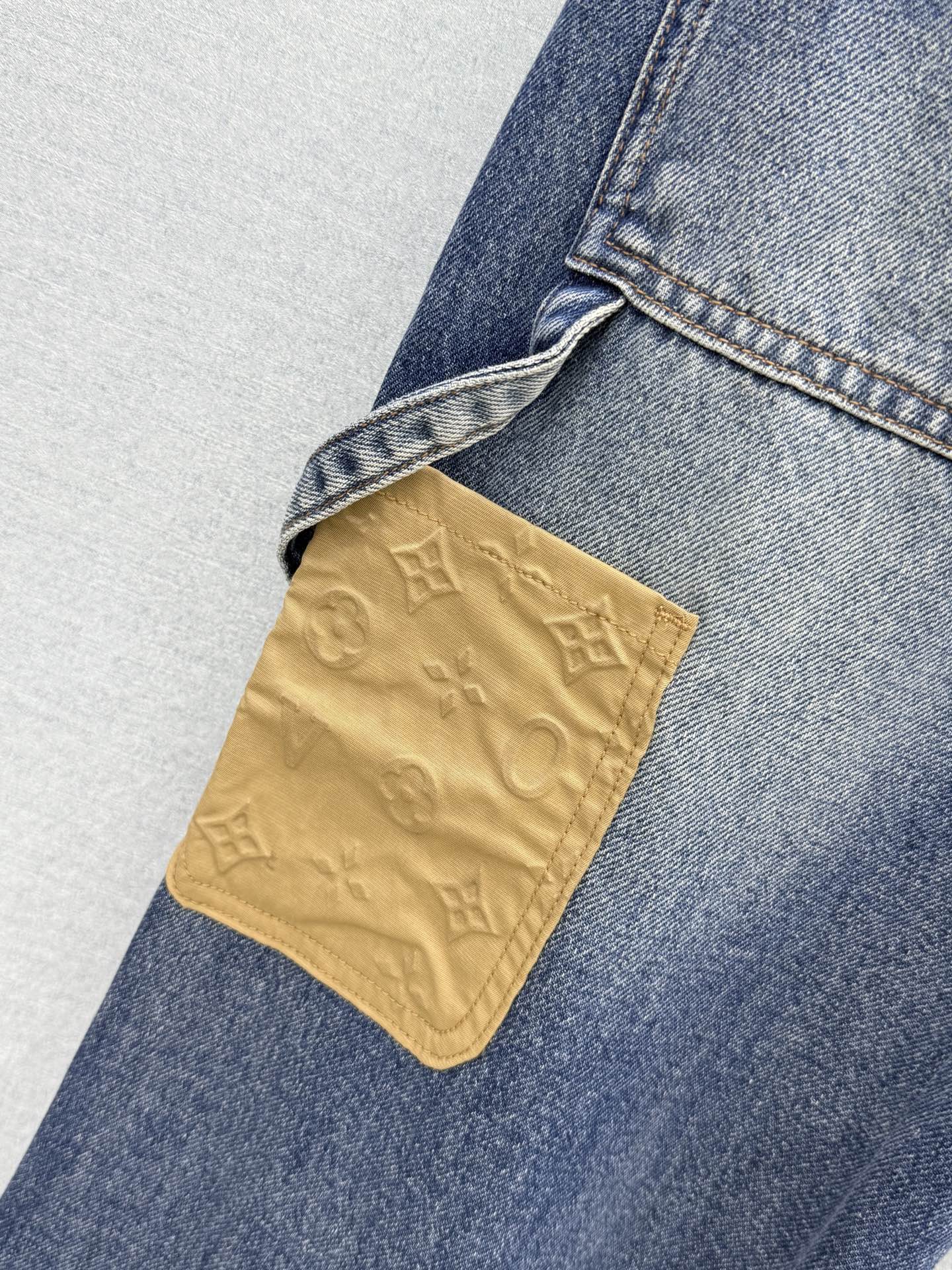 🛒𝐍𝐄𝐖 · 𝟐𝟎𝟐6/爆款现货 【秋冬上新】设计师|26新款撞色压花直筒牛仔裤 爆单款 气质女神必入 定制专属图案 🛒𝐍𝐄𝐖 · 𝟐𝟎𝟐6/爆款现货 【秋冬上新】设计师|26新款撞色压花直筒牛仔裤 爆单款 气质女神必入 定制专属图案