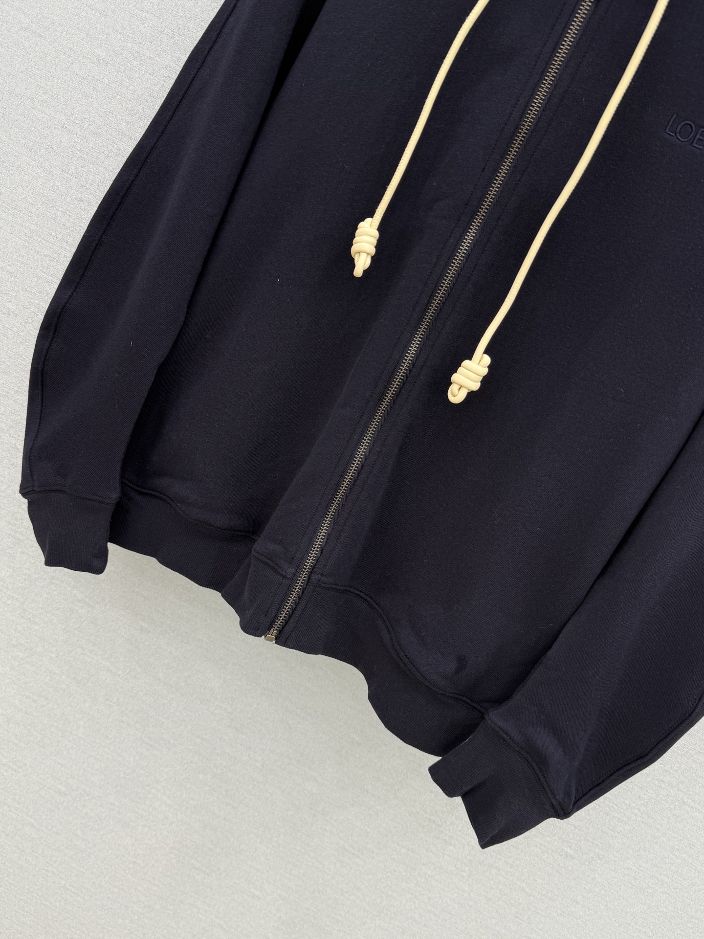 🛒𝐍𝐄𝐖 · 𝟐𝟎𝟐6/爆款现货 【原单品质】Lo *|🍂早秋封神|香蕉袖连帽拉链卫衣 这件真的把松弛感拿捏到位✨ 小众 🛒𝐍𝐄𝐖 · 𝟐𝟎𝟐6/爆款现货 【原单品质】Lo *|🍂早秋封神|香蕉袖连帽拉链卫衣 这件真的把松弛感拿捏到位✨ 小众
