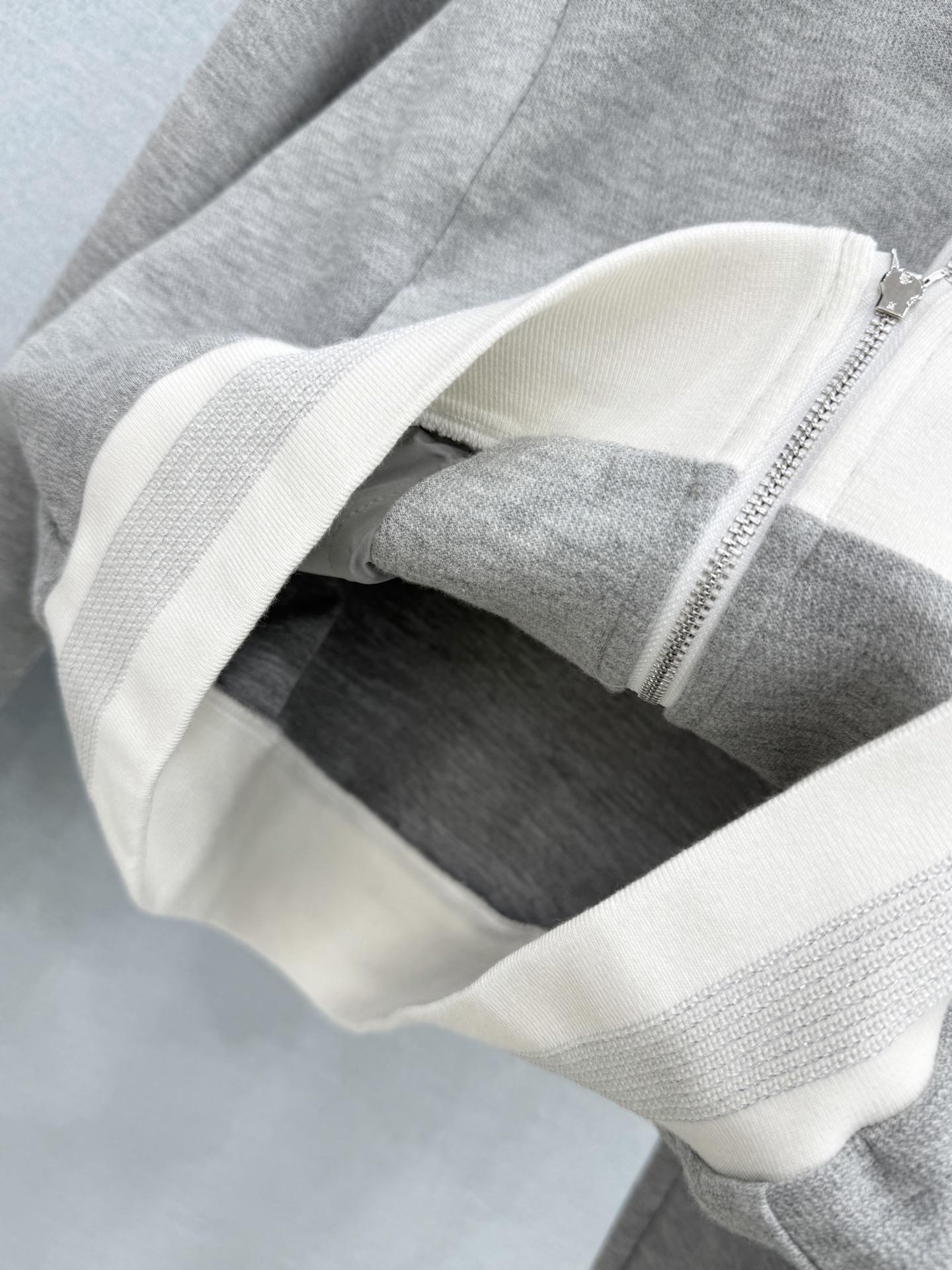 🛒𝐍𝐄𝐖 · 𝟐𝟎𝟐6/爆款现货 【秋冬上新】Po *|26新品经典骏马刺绣休闲套装! 高端定制双拉链立领拼接外套 搭 🛒𝐍𝐄𝐖 · 𝟐𝟎𝟐6/爆款现货 【秋冬上新】Po *|26新品经典骏马刺绣休闲套装! 高端定制双拉链立领拼接外套 搭
