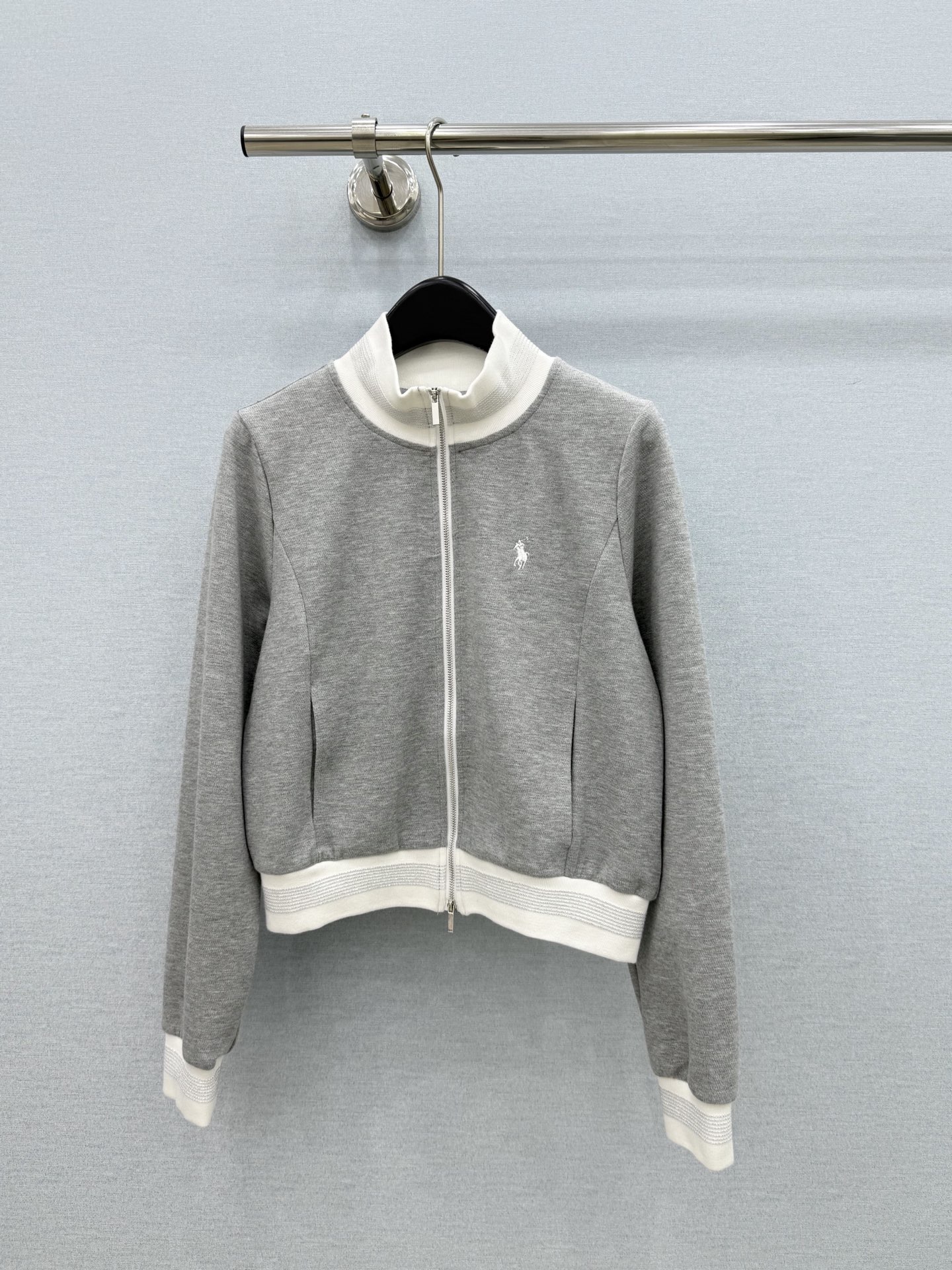 🛒𝐍𝐄𝐖 · 𝟐𝟎𝟐6/爆款现货 【秋冬上新】Po *|26新品经典骏马刺绣休闲套装! 高端定制双拉链立领拼接外套 搭 🛒𝐍𝐄𝐖 · 𝟐𝟎𝟐6/爆款现货 【秋冬上新】Po *|26新品经典骏马刺绣休闲套装! 高端定制双拉链立领拼接外套 搭