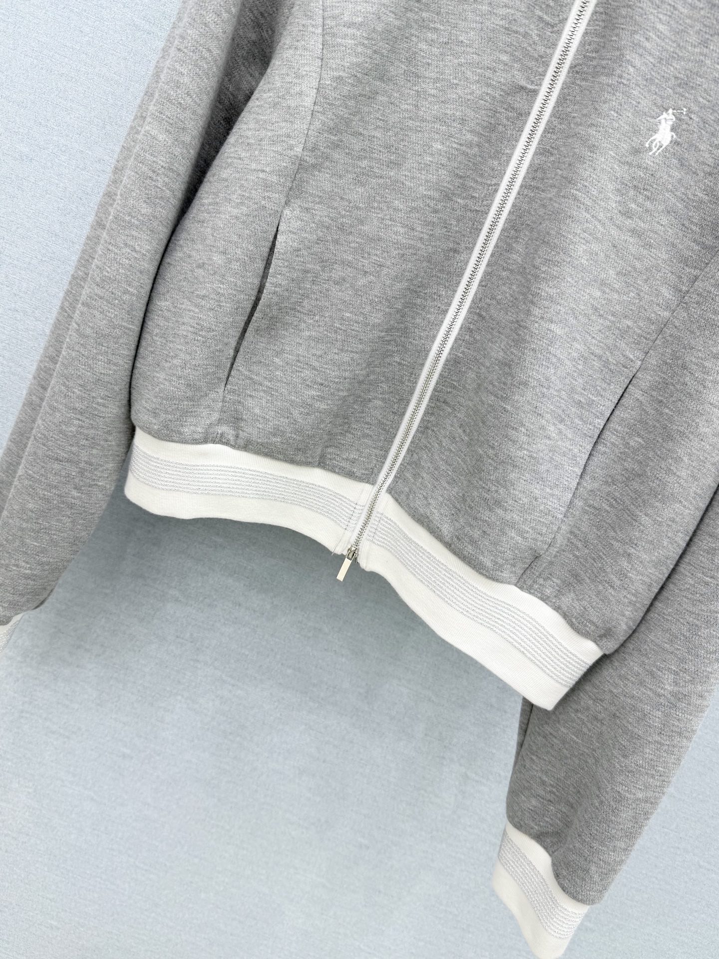 🛒𝐍𝐄𝐖 · 𝟐𝟎𝟐6/爆款现货 【秋冬上新】Po *|26新品经典骏马刺绣休闲套装! 高端定制双拉链立领拼接外套 搭 🛒𝐍𝐄𝐖 · 𝟐𝟎𝟐6/爆款现货 【秋冬上新】Po *|26新品经典骏马刺绣休闲套装! 高端定制双拉链立领拼接外套 搭
