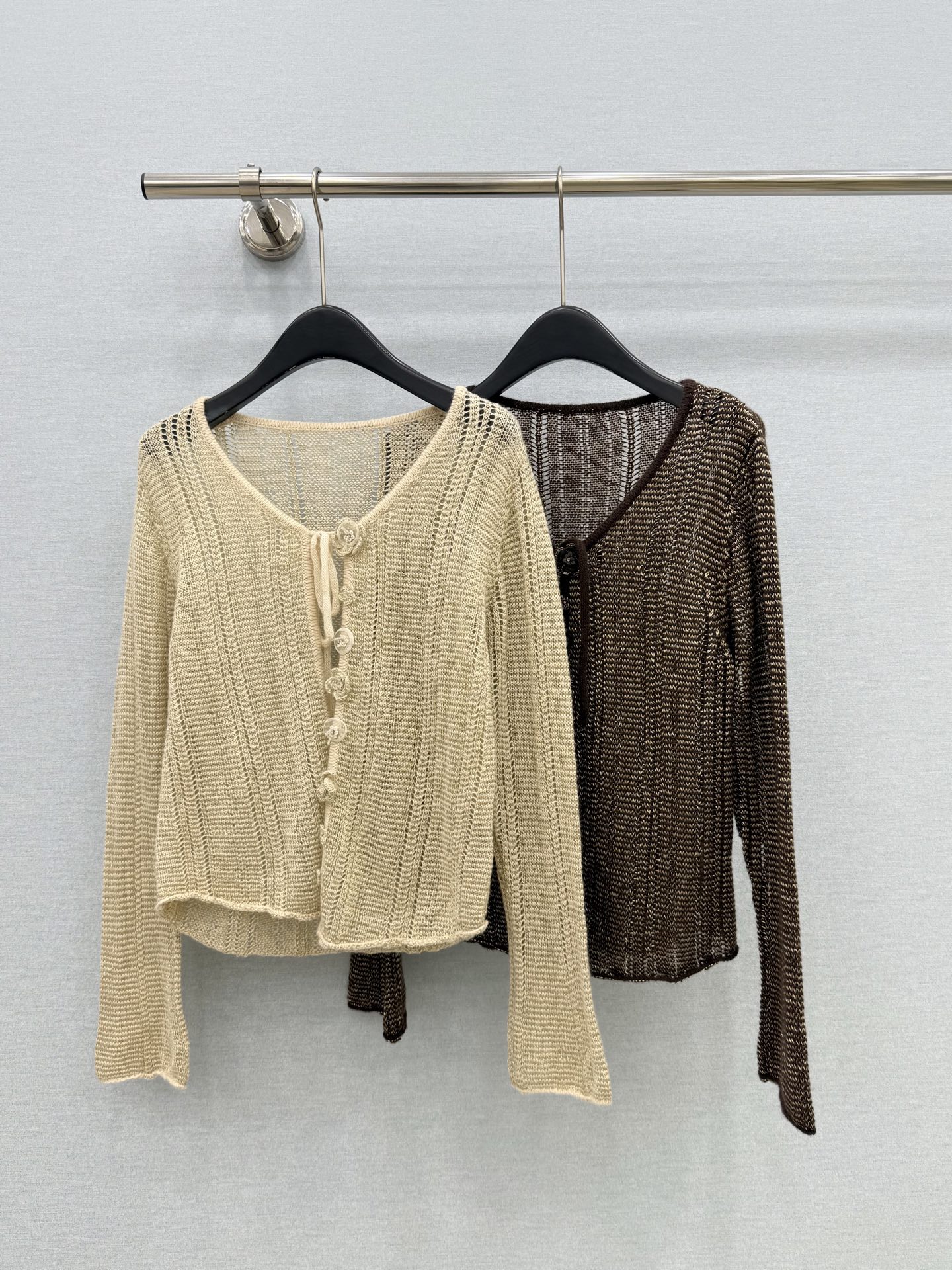 🛒𝐍𝐄𝐖 · 𝟐𝟎𝟐6/爆款现货 【原单品质】小众｜2026早秋新款钩花针织开衫 高订纱线，柔软亲肤，百搭版型 ，上身的