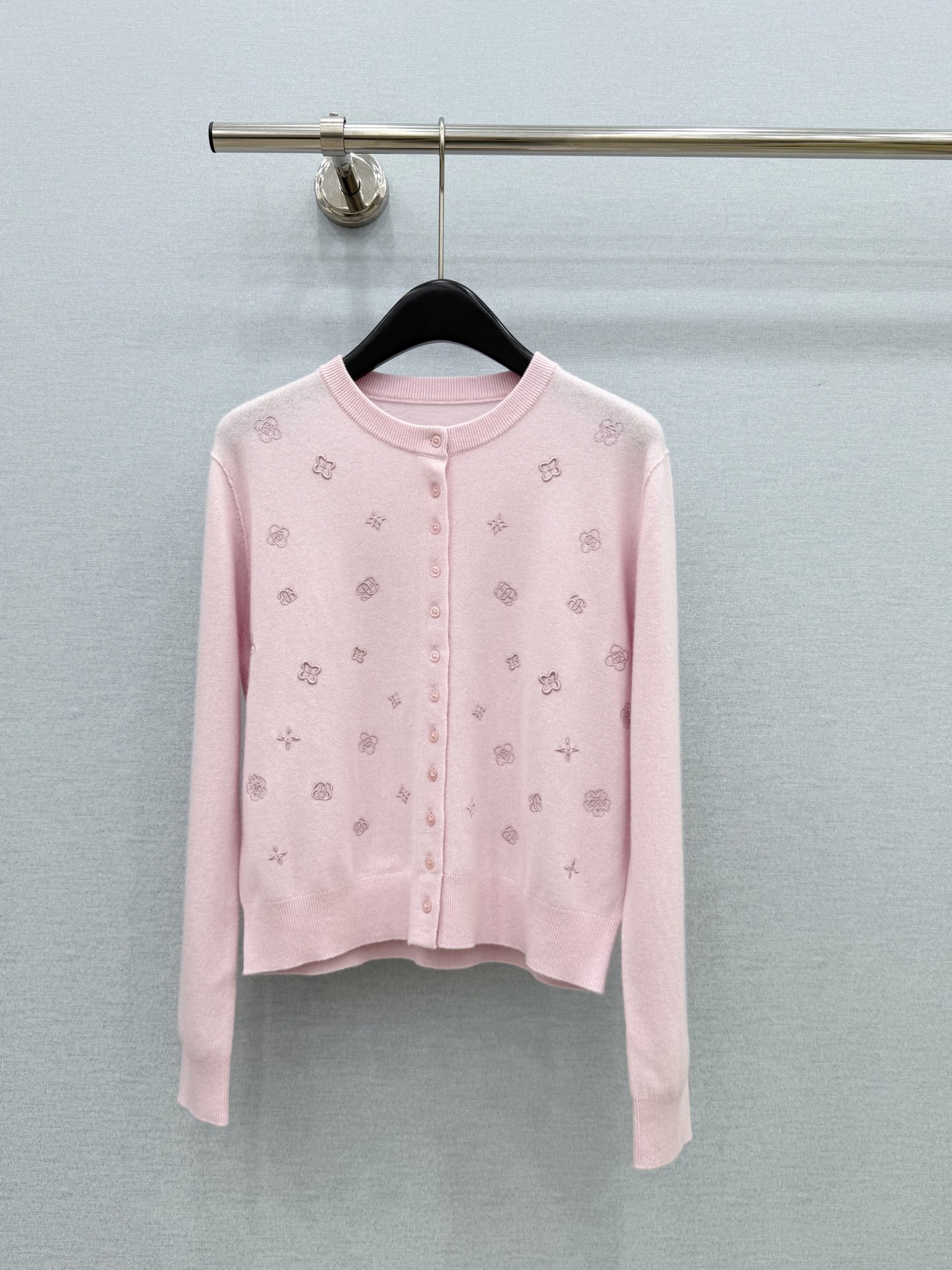 🛒𝐍𝐄𝐖 · 𝟐𝟎𝟐6/爆款现货 【原单品质】小众|2026早秋新款羊绒针织开衫 高订纱线,柔软亲肤,百搭版型 ,上身的 🛒𝐍𝐄𝐖 · 𝟐𝟎𝟐6/爆款现货 【原单品质】小众|2026早秋新款羊绒针织开衫 高订纱线,柔软亲肤,百搭版型 ,上身的