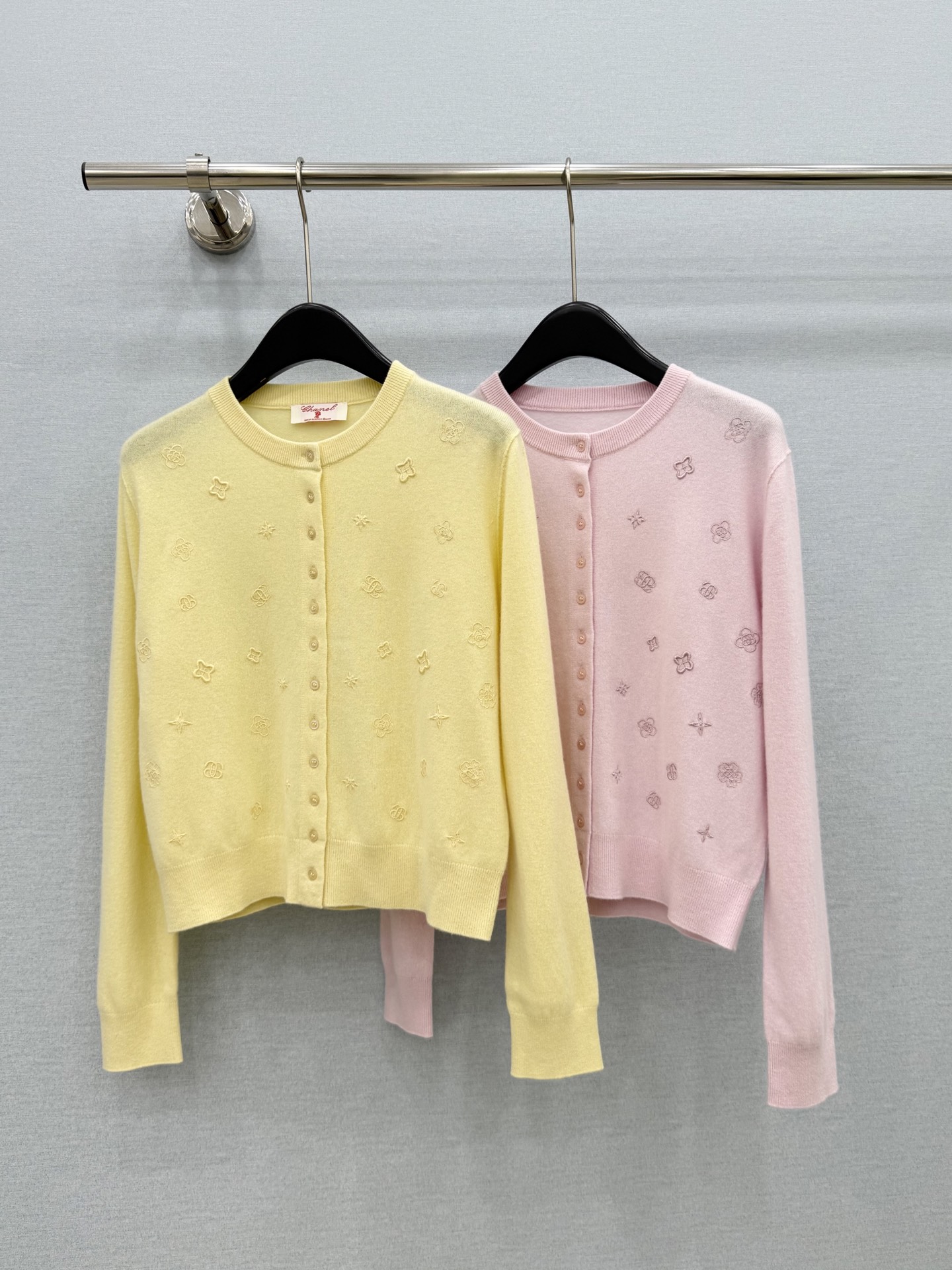 🛒𝐍𝐄𝐖 · 𝟐𝟎𝟐6/爆款现货 【原单品质】小众｜2026早秋新款羊绒针织开衫 高订纱线，柔软亲肤，百搭版型 ，上身的