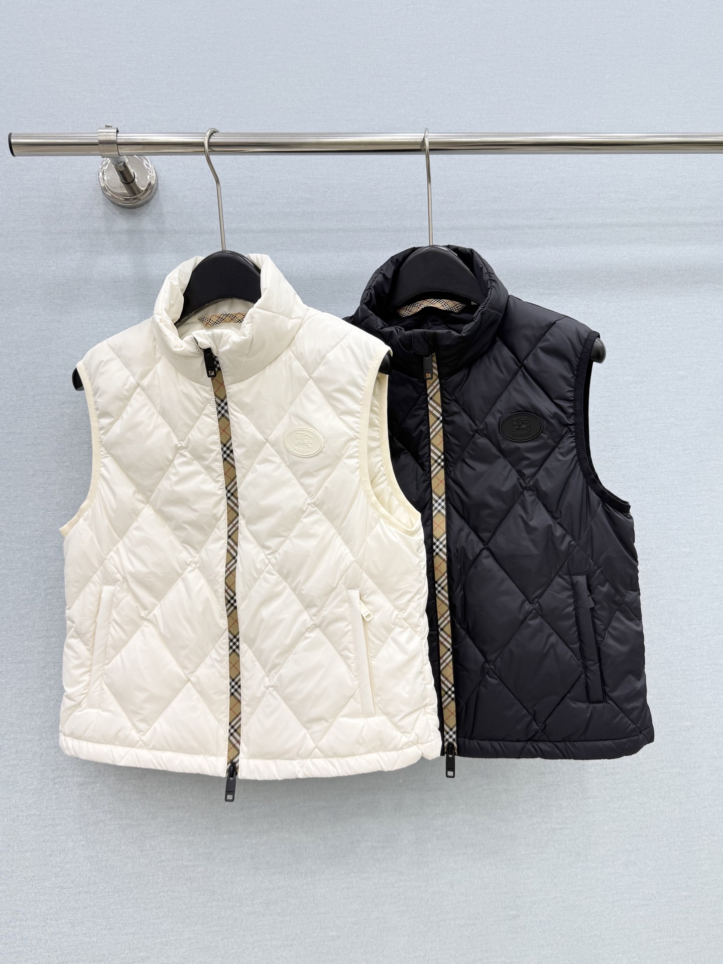 🛒𝐍𝐄𝐖 · 𝟐𝟎𝟐6/爆款现货 【原版订制】Bur*｜26秋冬新品羽绒服马甲外套 双拉链高领设计  90鹅绒  大工厂