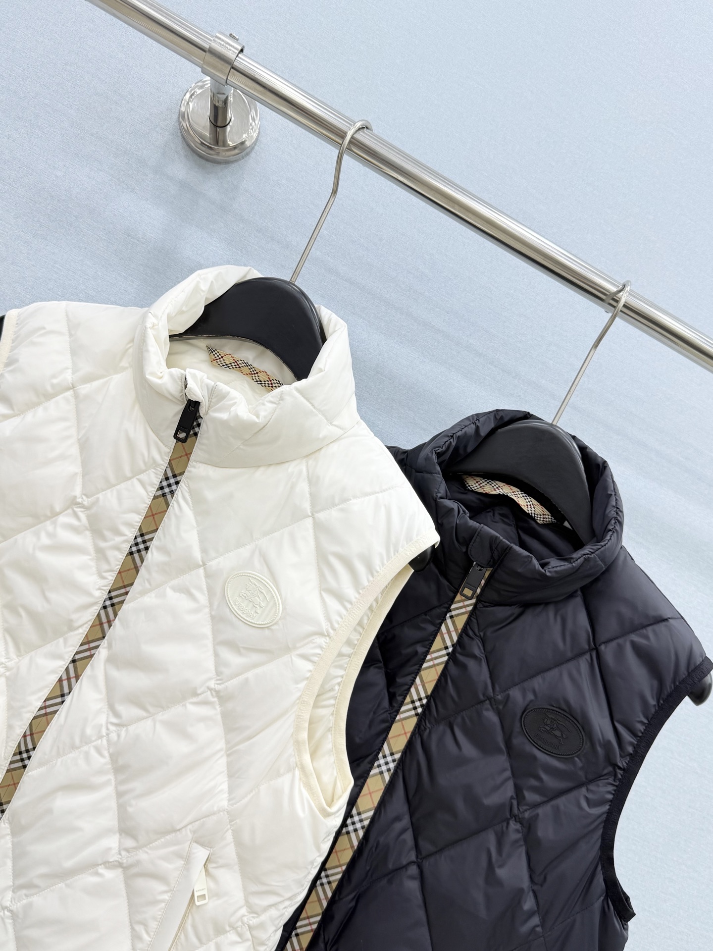 🛒𝐍𝐄𝐖 · 𝟐𝟎𝟐6/爆款现货 【原版订制】Bur*｜26秋冬新品羽绒服马甲外套 双拉链高领设计  90鹅绒  大工厂