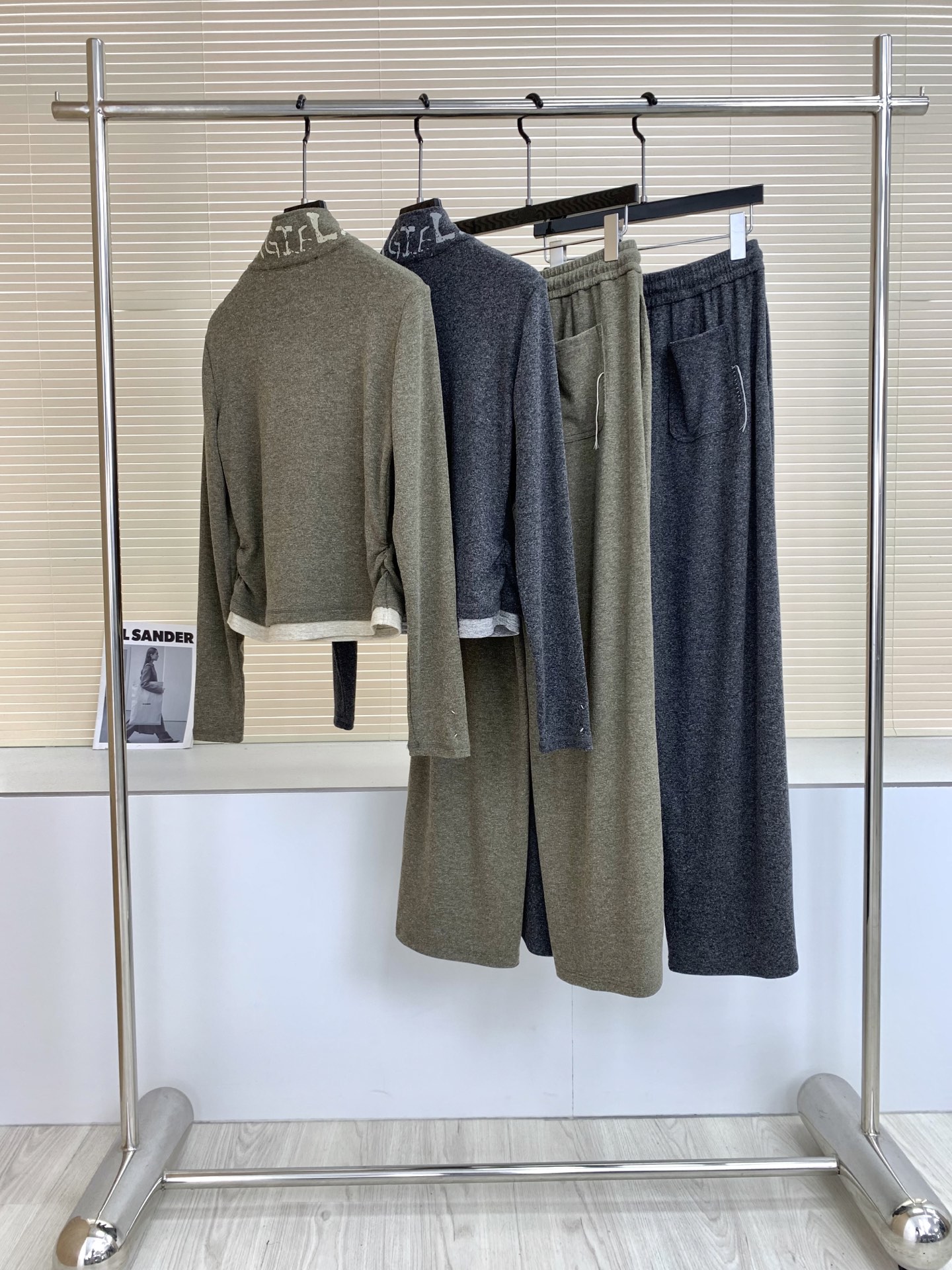 🛒𝐍𝐄𝐖 · 𝟐𝟎𝟐6/爆款现货 【秋冬上新】小众|26新品经典假两件拼接长裤套装! 高端定制半拉链上衣 搭配松弛感休 🛒𝐍𝐄𝐖 · 𝟐𝟎𝟐6/爆款现货 【秋冬上新】小众|26新品经典假两件拼接长裤套装! 高端定制半拉链上衣 搭配松弛感休