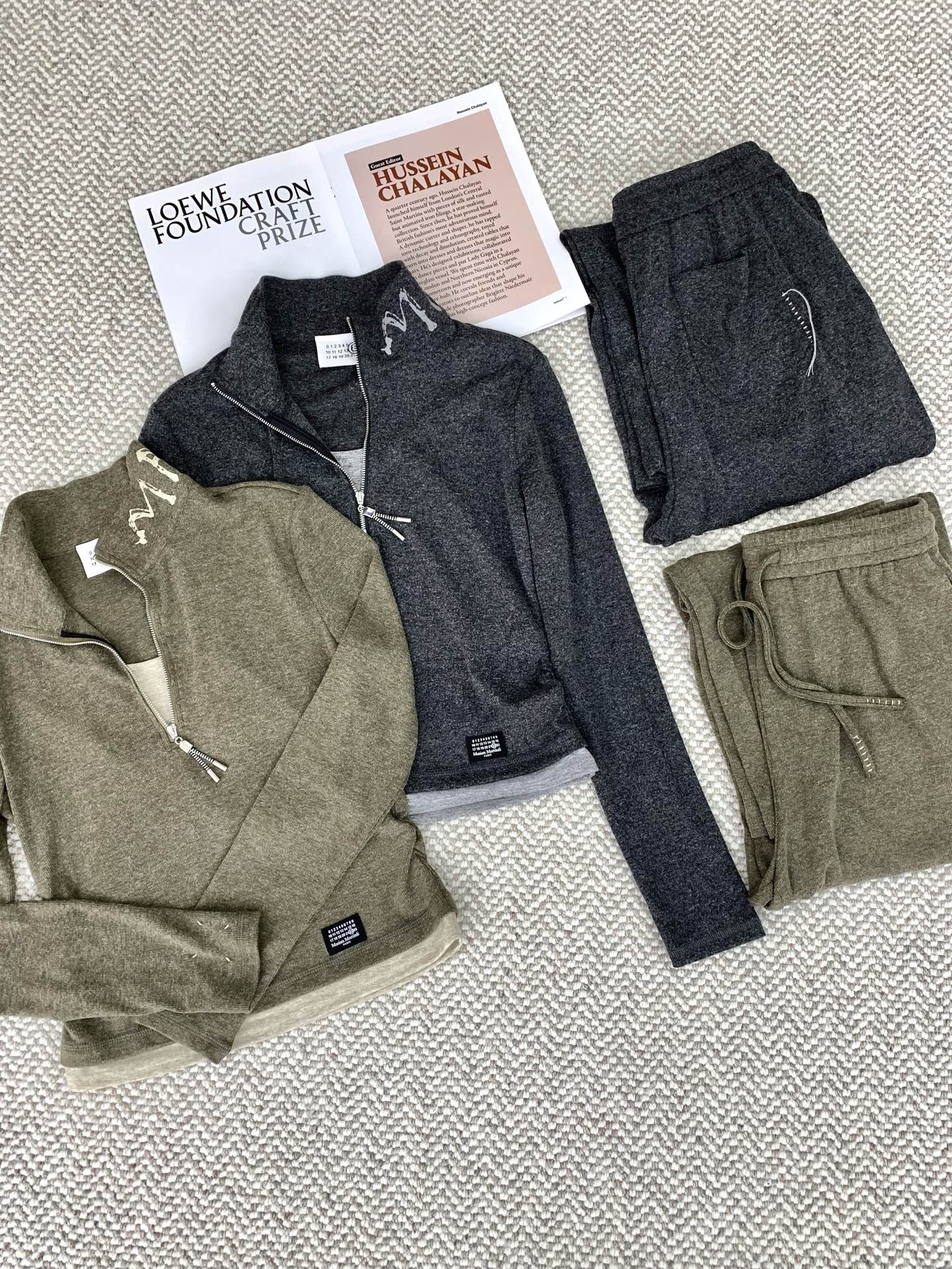 🛒𝐍𝐄𝐖 · 𝟐𝟎𝟐6/爆款现货 【秋冬上新】小众|26新品经典假两件拼接长裤套装! 高端定制半拉链上衣 搭配松弛感休 🛒𝐍𝐄𝐖 · 𝟐𝟎𝟐6/爆款现货 【秋冬上新】小众|26新品经典假两件拼接长裤套装! 高端定制半拉链上衣 搭配松弛感休