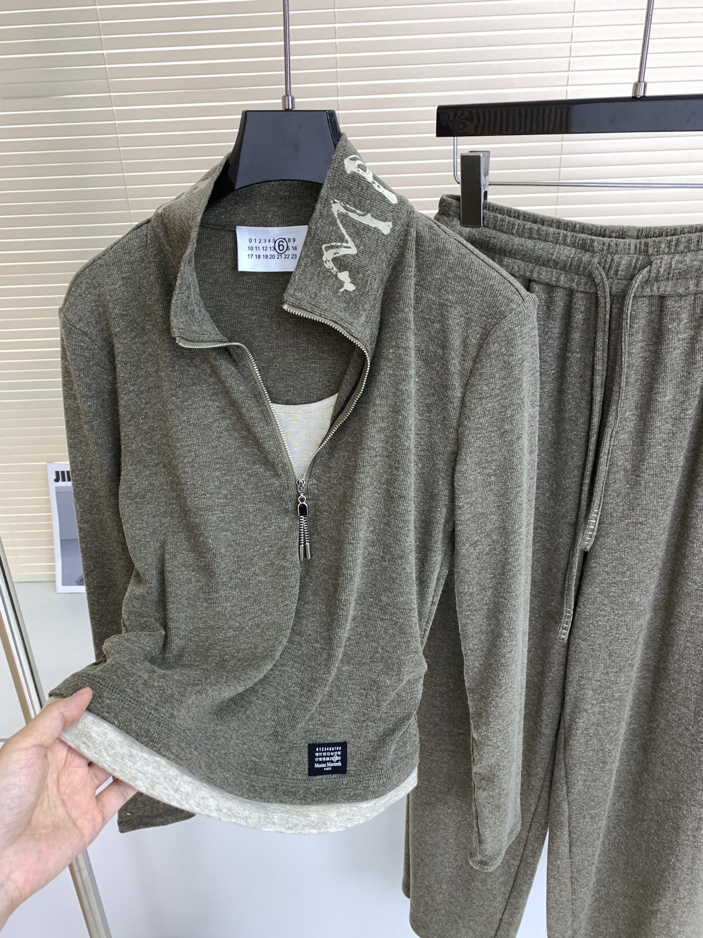 🛒𝐍𝐄𝐖 · 𝟐𝟎𝟐6/爆款现货 【秋冬上新】小众|26新品经典假两件拼接长裤套装! 高端定制半拉链上衣 搭配松弛感休 🛒𝐍𝐄𝐖 · 𝟐𝟎𝟐6/爆款现货 【秋冬上新】小众|26新品经典假两件拼接长裤套装! 高端定制半拉链上衣 搭配松弛感休