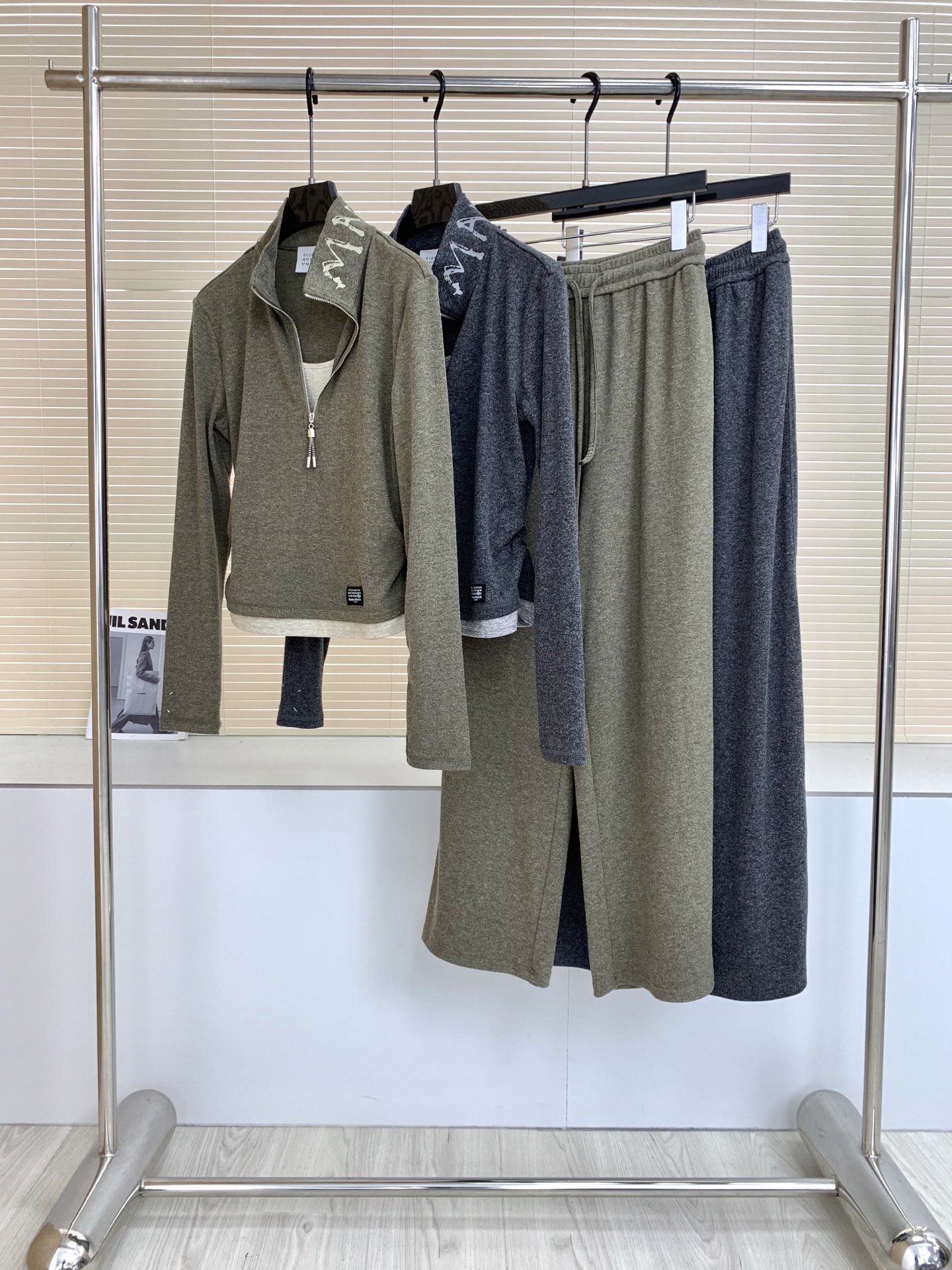 🛒𝐍𝐄𝐖 · 𝟐𝟎𝟐6/爆款现货 【秋冬上新】小众｜26新品经典假两件拼接长裤套装！ 高端定制半拉链上衣  搭配松弛感休