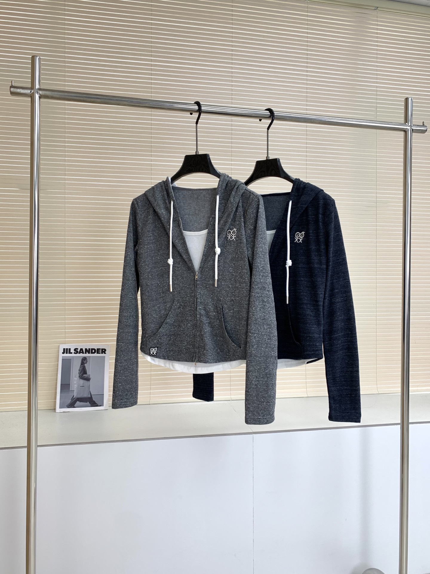 🛒𝐍𝐄𝐖 · 𝟐𝟎𝟐6/爆款现货 【秋冬上新】原创｜2026新款火柴人带帽假两件长袖开衫 云感舒适的系列！ 上身的触感谁