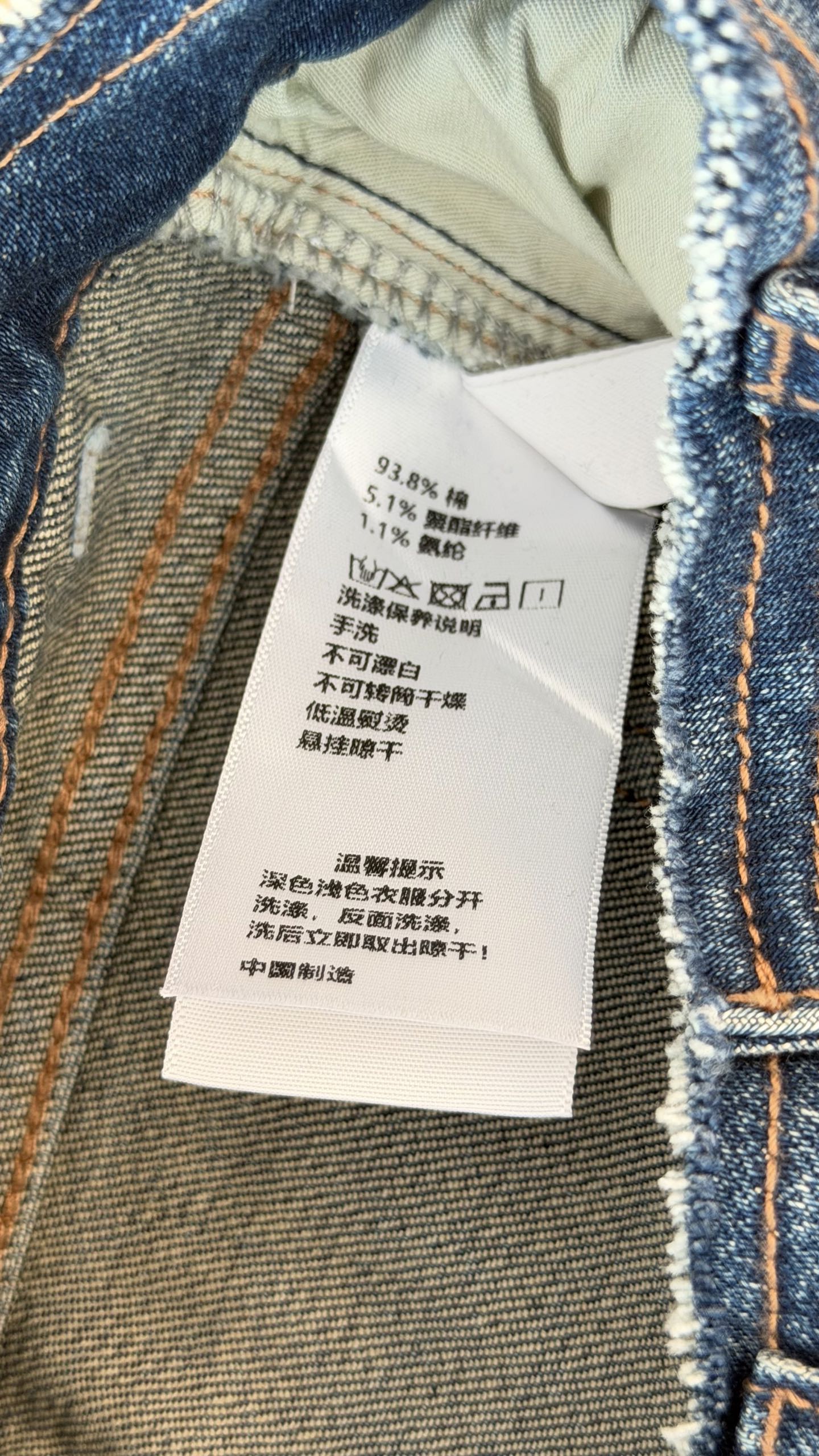 🛒𝐍𝐄𝐖 · 𝟐𝟎𝟐6/爆款现货 【秋冬新款】设计师|精致印花微喇毛边牛仔裤 采用高端定制面料,牛仔穿起来非常舒适,常规 🛒𝐍𝐄𝐖 · 𝟐𝟎𝟐6/爆款现货 【秋冬新款】设计师|精致印花微喇毛边牛仔裤 采用高端定制面料,牛仔穿起来非常舒适,常规