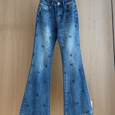 🛒𝐍𝐄𝐖 · 𝟐𝟎𝟐6/爆款现货 【秋冬新款】设计师|精致印花微喇毛边牛仔裤 采用高端定制面料,牛仔穿起来非常舒适,常规 🛒𝐍𝐄𝐖 · 𝟐𝟎𝟐6/爆款现货 【秋冬新款】设计师|精致印花微喇毛边牛仔裤 采用高端定制面料,牛仔穿起来非常舒适,常规