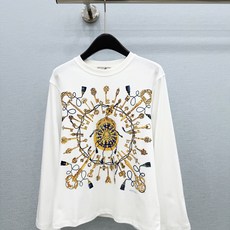 🛒𝐍𝐄𝐖 · 𝟐𝟎𝟐6/爆款现货 【原单品质】Her*|2026新款印花长袖T恤 高订面料,百搭版型 ,上身的触感谁穿 🛒𝐍𝐄𝐖 · 𝟐𝟎𝟐6/爆款现货 【原单品质】Her*|2026新款印花长袖T恤 高订面料,百搭版型 ,上身的触感谁穿
