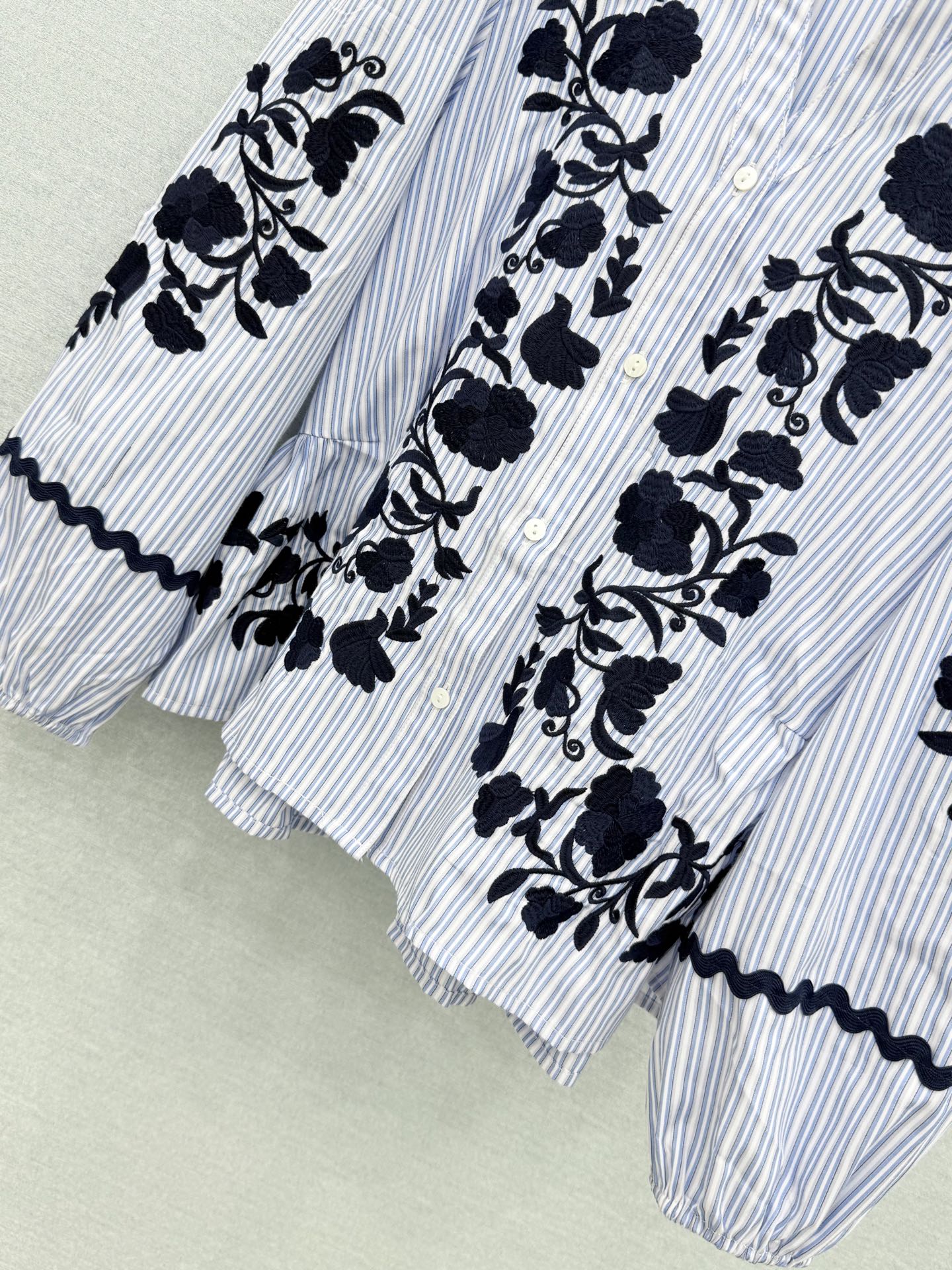 🛒𝐍𝐄𝐖 · 𝟐𝟎𝟐6/爆款现货 原单品质 小众|26经典花边水溶刺绣条纹衬衫 法式田园风极致穿搭 最新系列单品 强烈 🛒𝐍𝐄𝐖 · 𝟐𝟎𝟐6/爆款现货 原单品质 小众|26经典花边水溶刺绣条纹衬衫 法式田园风极致穿搭 最新系列单品 强烈