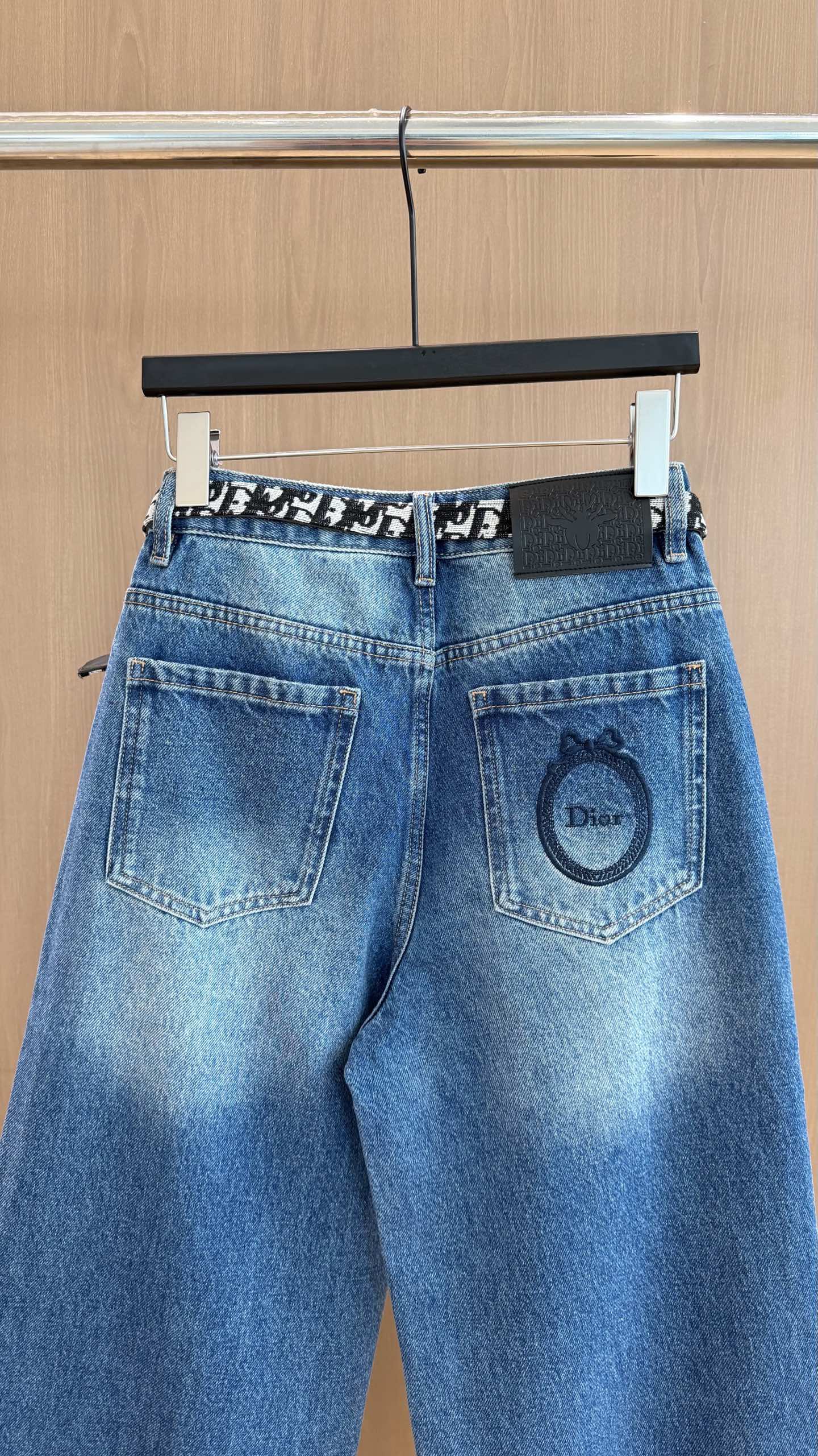 🛒𝐍𝐄𝐖 · 𝟐𝟎𝟐6/爆款现货 【秋冬上新】设计师|26新款刺绣直筒牛仔裤 爆单款 气质女神必入 定制专属图案 高 🛒𝐍𝐄𝐖 · 𝟐𝟎𝟐6/爆款现货 【秋冬上新】设计师|26新款刺绣直筒牛仔裤 爆单款 气质女神必入 定制专属图案 高