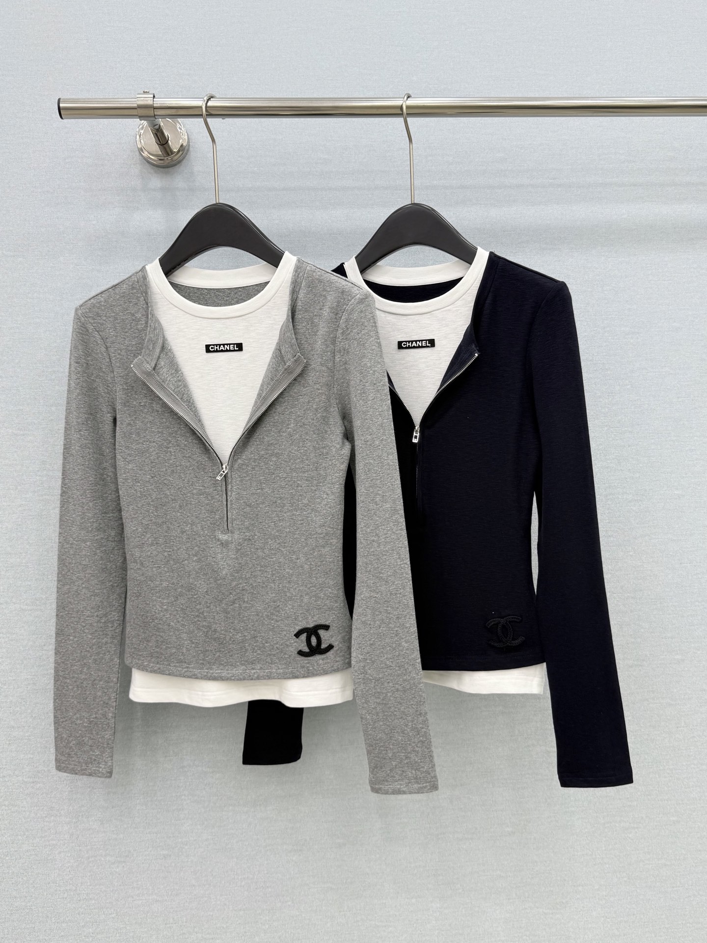 🛒𝐍𝐄𝐖 · 𝟐𝟎𝟐6/爆款现货 【高品质】Ch*｜2026新款中古风假两件长袖打底衫 半拉链错层设计，云感舒适的系列！
