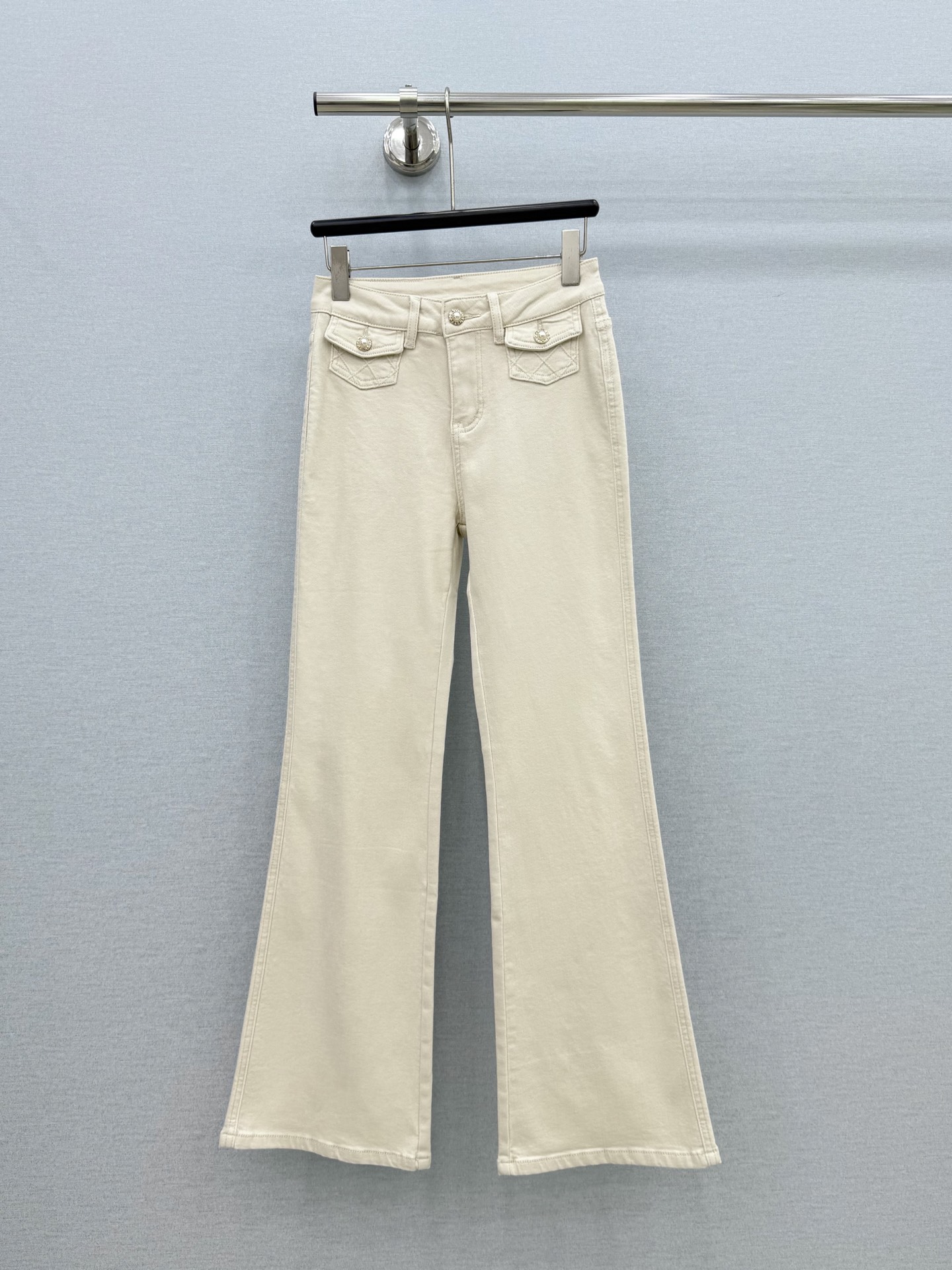🛒𝐍𝐄𝐖 · 𝟐𝟎𝟐6/爆款现货 【秋冬新款】小众*｜菱格双袋薄加绒微喇牛仔裤 采用高端定制面料，牛仔穿起来非常舒适，常