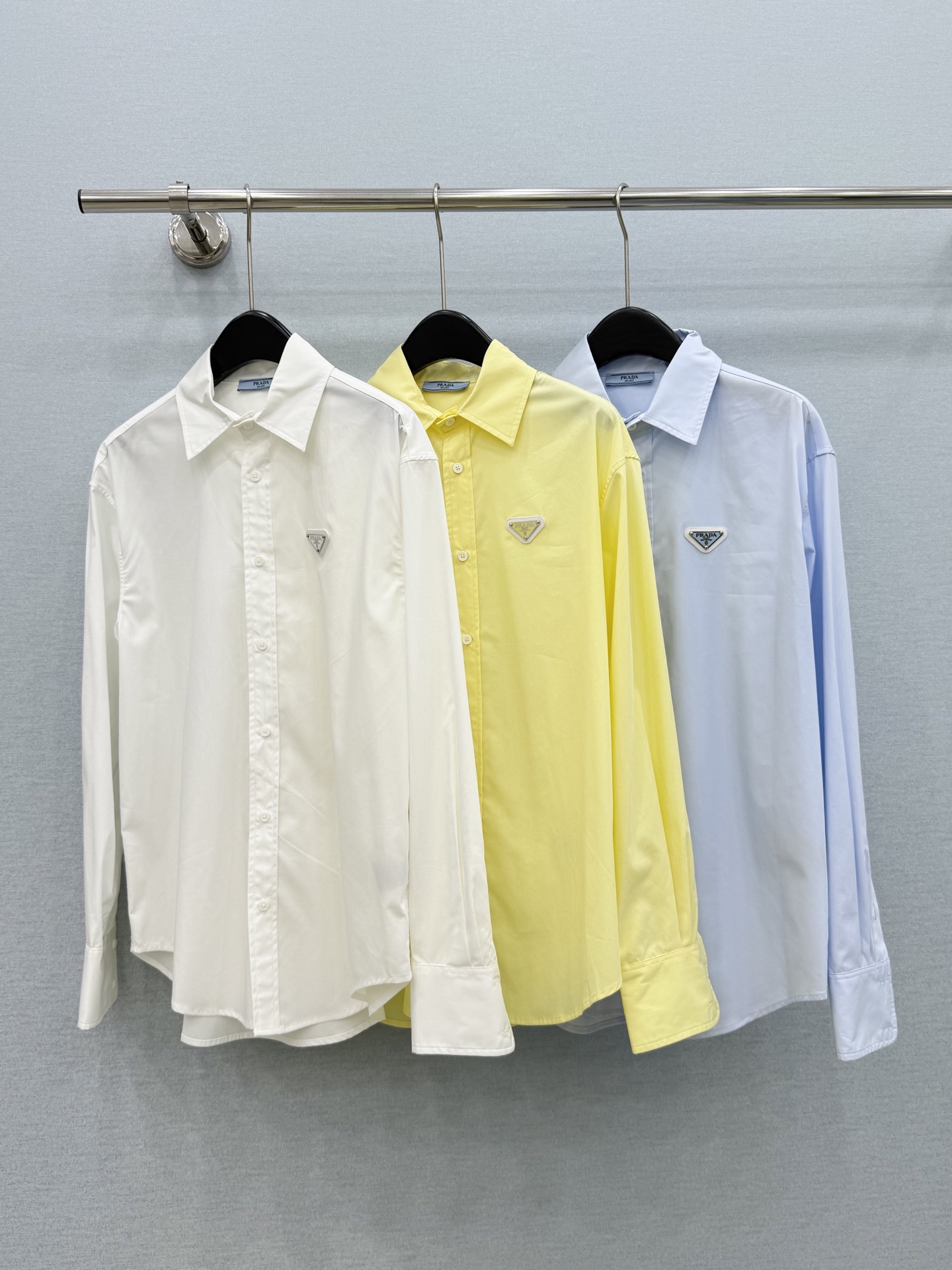 🛒𝐍𝐄𝐖 · 𝟐𝟎𝟐6/爆款现货 【秋冬上新】P*｜26新款倒三角纯色慵懒型衬衫 颜色百搭高级 定制版型包容性好 尽显高