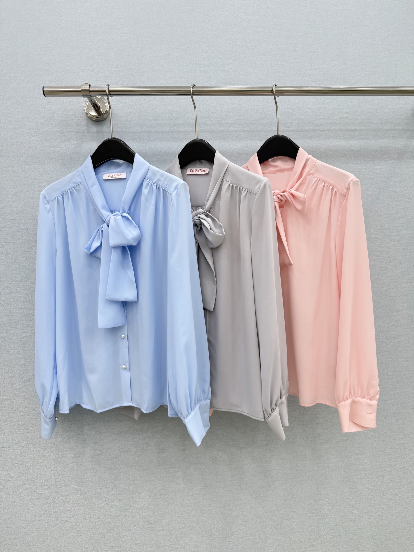 🛒𝐍𝐄𝐖 · 𝟐𝟎𝟐6/爆款现货 【秋冬上新】V*｜26新款蝴蝶结纯色衬衫 颜色百搭高级 定制版型包容性好 尽显高级随意