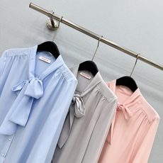 🛒𝐍𝐄𝐖 · 𝟐𝟎𝟐6/爆款现货 【秋冬上新】V*|26新款蝴蝶结纯色衬衫 颜色百搭高级 定制版型包容性好 尽显高级随意 🛒𝐍𝐄𝐖 · 𝟐𝟎𝟐6/爆款现货 【秋冬上新】V*|26新款蝴蝶结纯色衬衫 颜色百搭高级 定制版型包容性好 尽显高级随意