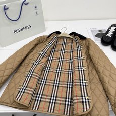 🛒𝐍𝐄𝐖 · 𝟐𝟎𝟐6/爆款现货 【高版本】Bu*|撞色翻领菱格棉服外套 格纹内衬真的太懂这种老钱氛围了!! 经典的菱形 🛒𝐍𝐄𝐖 · 𝟐𝟎𝟐6/爆款现货 【高版本】Bu*|撞色翻领菱格棉服外套 格纹内衬真的太懂这种老钱氛围了!! 经典的菱形