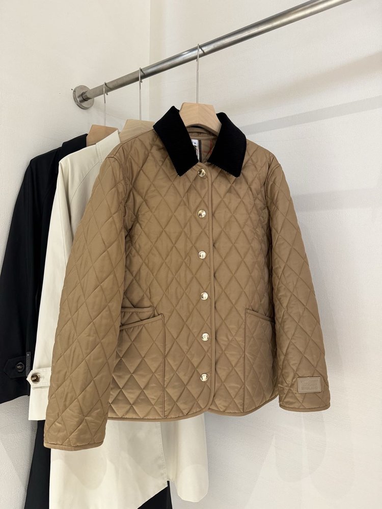 🛒𝐍𝐄𝐖 · 𝟐𝟎𝟐6/爆款现货 【高版本】Bu*｜撞色翻领菱格棉服外套 格纹内衬真的太懂这种老钱氛围了！！ 经典的菱形