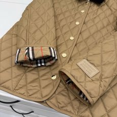 🛒𝐍𝐄𝐖 · 𝟐𝟎𝟐6/爆款现货 【高版本】Bu*|撞色翻领菱格棉服外套 格纹内衬真的太懂这种老钱氛围了!! 经典的菱形 🛒𝐍𝐄𝐖 · 𝟐𝟎𝟐6/爆款现货 【高版本】Bu*|撞色翻领菱格棉服外套 格纹内衬真的太懂这种老钱氛围了!! 经典的菱形