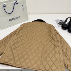 🛒𝐍𝐄𝐖 · 𝟐𝟎𝟐6/爆款现货 【高版本】Bu*|撞色翻领菱格棉服外套 格纹内衬真的太懂这种老钱氛围了!! 经典的菱形 🛒𝐍𝐄𝐖 · 𝟐𝟎𝟐6/爆款现货 【高版本】Bu*|撞色翻领菱格棉服外套 格纹内衬真的太懂这种老钱氛围了!! 经典的菱形