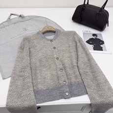 🛒𝐍𝐄𝐖 · 𝟐𝟎𝟐6/爆款现货 【高版本】B*|撞色镂空针织开衫 衣柜永远缺一件的基础单品!! 不费力的松弛氛围感被b 🛒𝐍𝐄𝐖 · 𝟐𝟎𝟐6/爆款现货 【高版本】B*|撞色镂空针织开衫 衣柜永远缺一件的基础单品!! 不费力的松弛氛围感被b