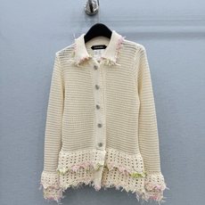 🛒𝐍𝐄𝐖 · 𝟐𝟎𝟐6/爆款现货 【原单品质】C*|26中古系列重工翻领镂空钩花羊毛🦙毛衣 独家订制纱线 ,设计高级又时 🛒𝐍𝐄𝐖 · 𝟐𝟎𝟐6/爆款现货 【原单品质】C*|26中古系列重工翻领镂空钩花羊毛🦙毛衣 独家订制纱线 ,设计高级又时