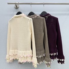 🛒𝐍𝐄𝐖 · 𝟐𝟎𝟐6/爆款现货 【原单品质】C*|26中古系列重工翻领镂空钩花羊毛🦙毛衣 独家订制纱线 ,设计高级又时 🛒𝐍𝐄𝐖 · 𝟐𝟎𝟐6/爆款现货 【原单品质】C*|26中古系列重工翻领镂空钩花羊毛🦙毛衣 独家订制纱线 ,设计高级又时