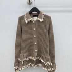 🛒𝐍𝐄𝐖 · 𝟐𝟎𝟐6/爆款现货 【原单品质】C*|26中古系列重工翻领镂空钩花羊毛🦙毛衣 独家订制纱线 ,设计高级又时 🛒𝐍𝐄𝐖 · 𝟐𝟎𝟐6/爆款现货 【原单品质】C*|26中古系列重工翻领镂空钩花羊毛🦙毛衣 独家订制纱线 ,设计高级又时