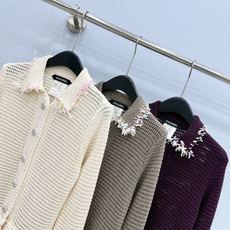 🛒𝐍𝐄𝐖 · 𝟐𝟎𝟐6/爆款现货 【原单品质】C*|26中古系列重工翻领镂空钩花羊毛🦙毛衣 独家订制纱线 ,设计高级又时 🛒𝐍𝐄𝐖 · 𝟐𝟎𝟐6/爆款现货 【原单品质】C*|26中古系列重工翻领镂空钩花羊毛🦙毛衣 独家订制纱线 ,设计高级又时