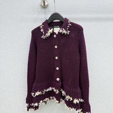 🛒𝐍𝐄𝐖 · 𝟐𝟎𝟐6/爆款现货 【原单品质】C*|26中古系列重工翻领镂空钩花羊毛🦙毛衣 独家订制纱线 ,设计高级又时 🛒𝐍𝐄𝐖 · 𝟐𝟎𝟐6/爆款现货 【原单品质】C*|26中古系列重工翻领镂空钩花羊毛🦙毛衣 独家订制纱线 ,设计高级又时