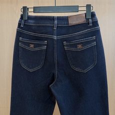 🛒𝐍𝐄𝐖 · 𝟐𝟎𝟐6/爆款现货 【秋冬新款】设计师|经典磨毛加绒刺绣微喇牛仔裤 采用高端定制面料,牛仔穿起来非常舒 🛒𝐍𝐄𝐖 · 𝟐𝟎𝟐6/爆款现货 【秋冬新款】设计师|经典磨毛加绒刺绣微喇牛仔裤 采用高端定制面料,牛仔穿起来非常舒