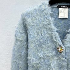 🛒𝐍𝐄𝐖 · 𝟐𝟎𝟐6/爆款现货 【原单品质】C*|26中古系列重工手抓羊毛🦙V领外套 订单款 独家订制纱线 ,彩色大 🛒𝐍𝐄𝐖 · 𝟐𝟎𝟐6/爆款现货 【原单品质】C*|26中古系列重工手抓羊毛🦙V领外套 订单款 独家订制纱线 ,彩色大