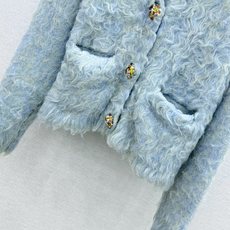 🛒𝐍𝐄𝐖 · 𝟐𝟎𝟐6/爆款现货 【原单品质】C*|26中古系列重工手抓羊毛🦙V领外套 订单款 独家订制纱线 ,彩色大 🛒𝐍𝐄𝐖 · 𝟐𝟎𝟐6/爆款现货 【原单品质】C*|26中古系列重工手抓羊毛🦙V领外套 订单款 独家订制纱线 ,彩色大