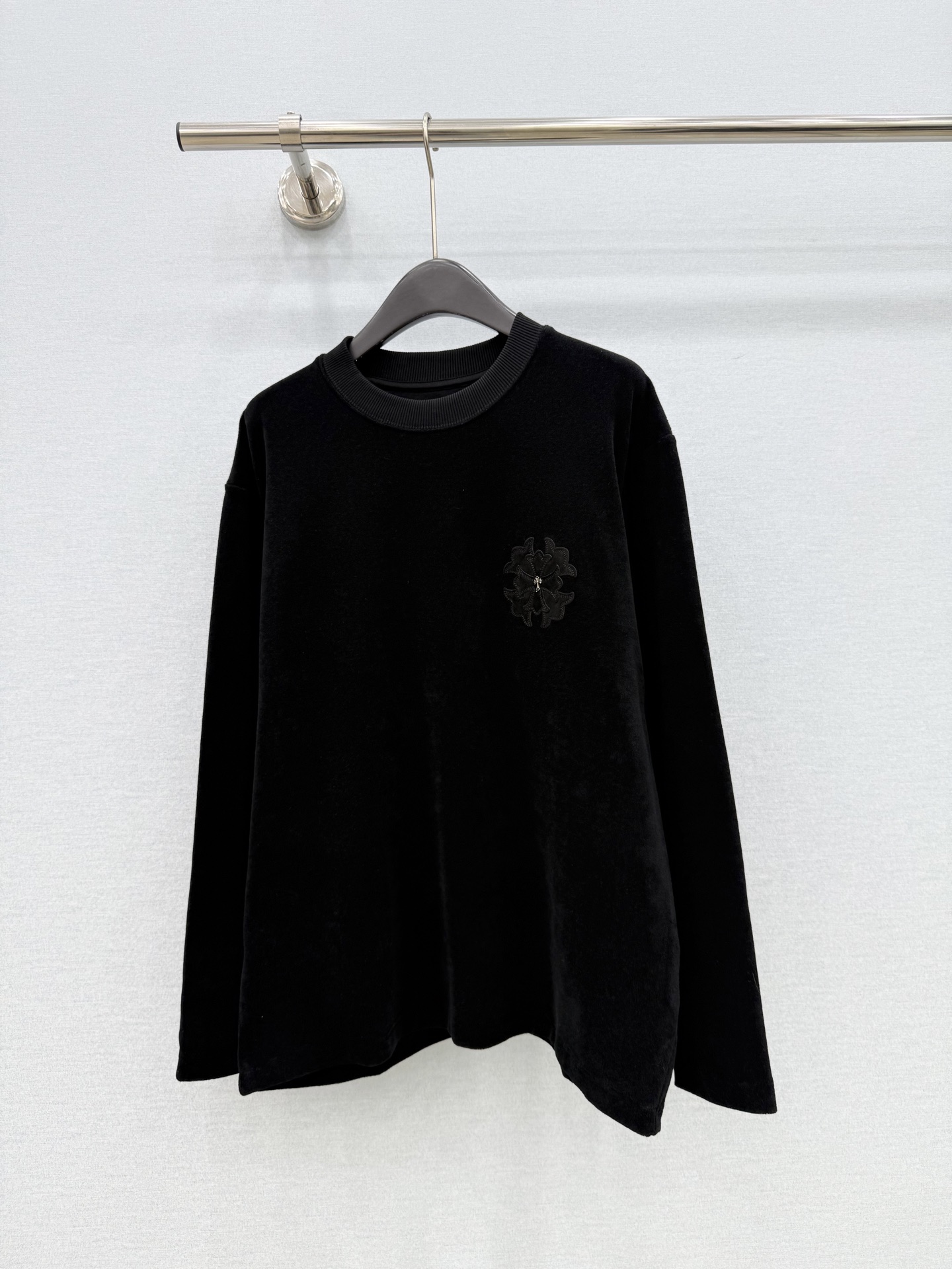🛒𝐍𝐄𝐖 · 𝟐𝟎𝟐6/爆款现货 【原单品质】克罗星*｜宽松版十字贴长袖工艺上衣 高订毛巾面料 亲肤透气舒适 标志性字母