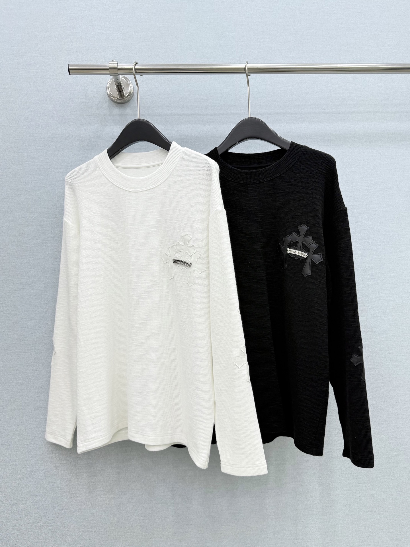 🛒𝐍𝐄𝐖 · 𝟐𝟎𝟐6/爆款现货 【原单品质】克罗星*｜宽松版十字贴长袖工艺上衣 高订厚实面料 亲肤透气舒适 标志性字母