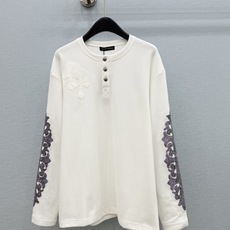 🛒𝐍𝐄𝐖 · 𝟐𝟎𝟐6/爆款现货 【原单品质】克罗星*|宽松版十字贴长袖工艺上衣 高订厚实面料 亲肤透气舒适 标志性字母 🛒𝐍𝐄𝐖 · 𝟐𝟎𝟐6/爆款现货 【原单品质】克罗星*|宽松版十字贴长袖工艺上衣 高订厚实面料 亲肤透气舒适 标志性字母