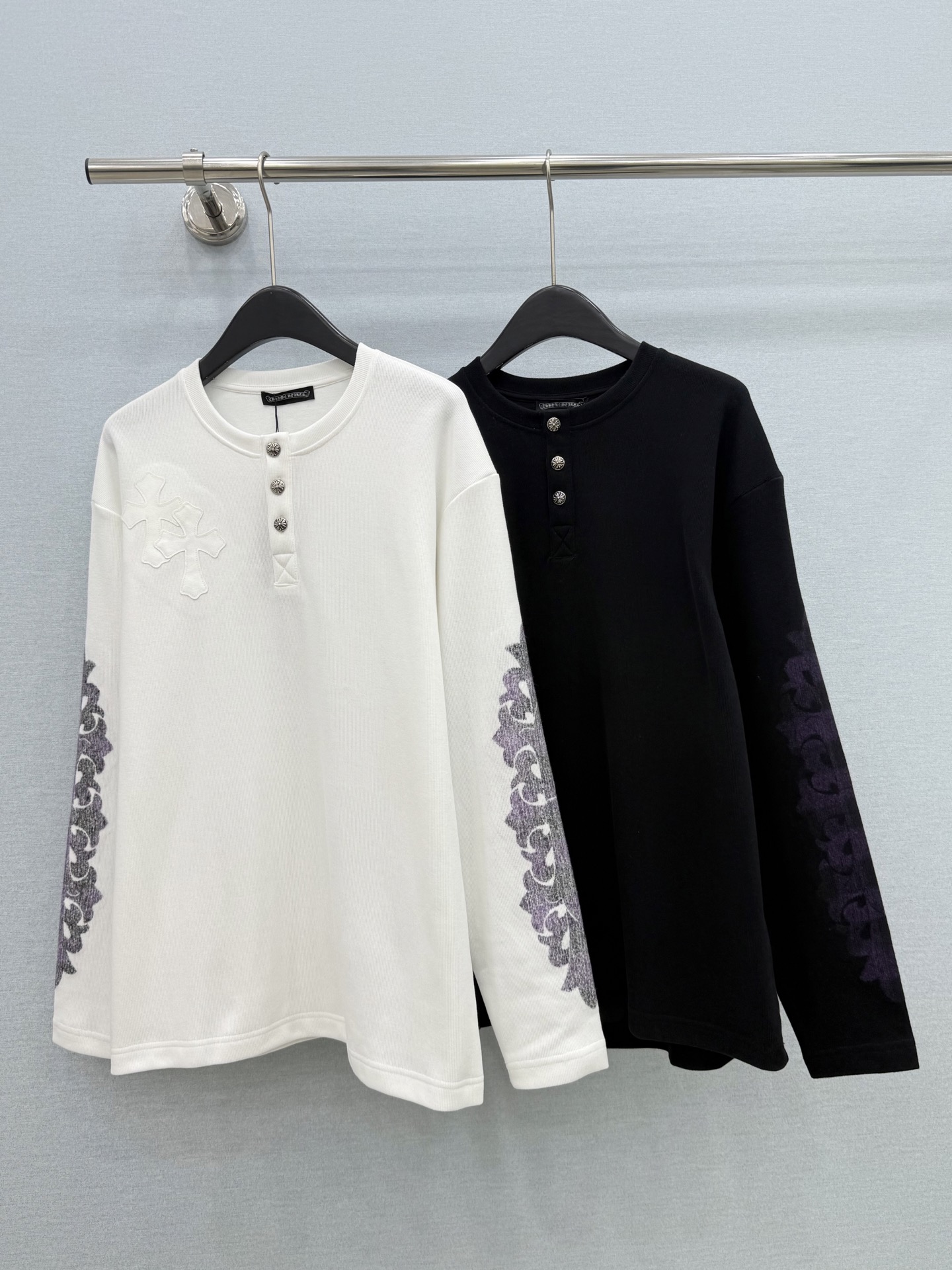 🛒𝐍𝐄𝐖 · 𝟐𝟎𝟐6/爆款现货 【原单品质】克罗星*｜宽松版十字贴长袖工艺上衣 高订厚实面料 亲肤透气舒适 标志性字母