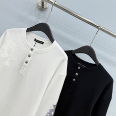 🛒𝐍𝐄𝐖 · 𝟐𝟎𝟐6/爆款现货 【原单品质】克罗星*|宽松版十字贴长袖工艺上衣 高订厚实面料 亲肤透气舒适 标志性字母 🛒𝐍𝐄𝐖 · 𝟐𝟎𝟐6/爆款现货 【原单品质】克罗星*|宽松版十字贴长袖工艺上衣 高订厚实面料 亲肤透气舒适 标志性字母