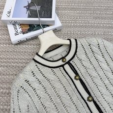 🛒𝐍𝐄𝐖 · 𝟐𝟎𝟐6/爆款现货 【原单品质】小众|2026秋冬新款羊毛混纺🦙钩花针织开衫 高订纱线,柔软亲肤,百搭版型 🛒𝐍𝐄𝐖 · 𝟐𝟎𝟐6/爆款现货 【原单品质】小众|2026秋冬新款羊毛混纺🦙钩花针织开衫 高订纱线,柔软亲肤,百搭版型