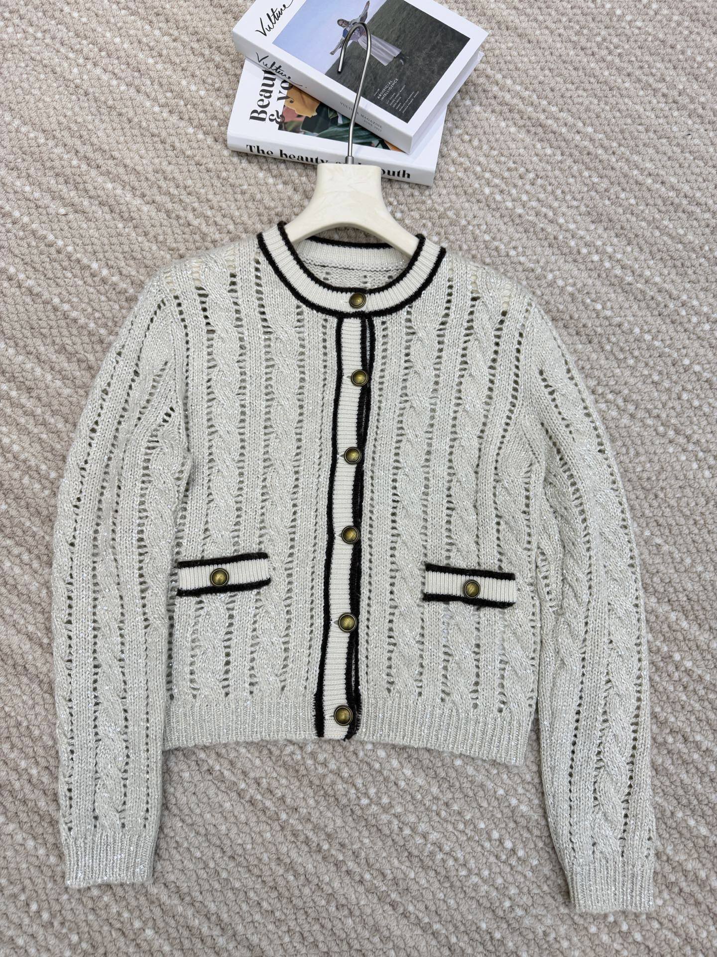 🛒𝐍𝐄𝐖 · 𝟐𝟎𝟐6/爆款现货 【原单品质】小众｜2026秋冬新款羊毛混纺🦙钩花针织开衫 高订纱线，柔软亲肤，百搭版型