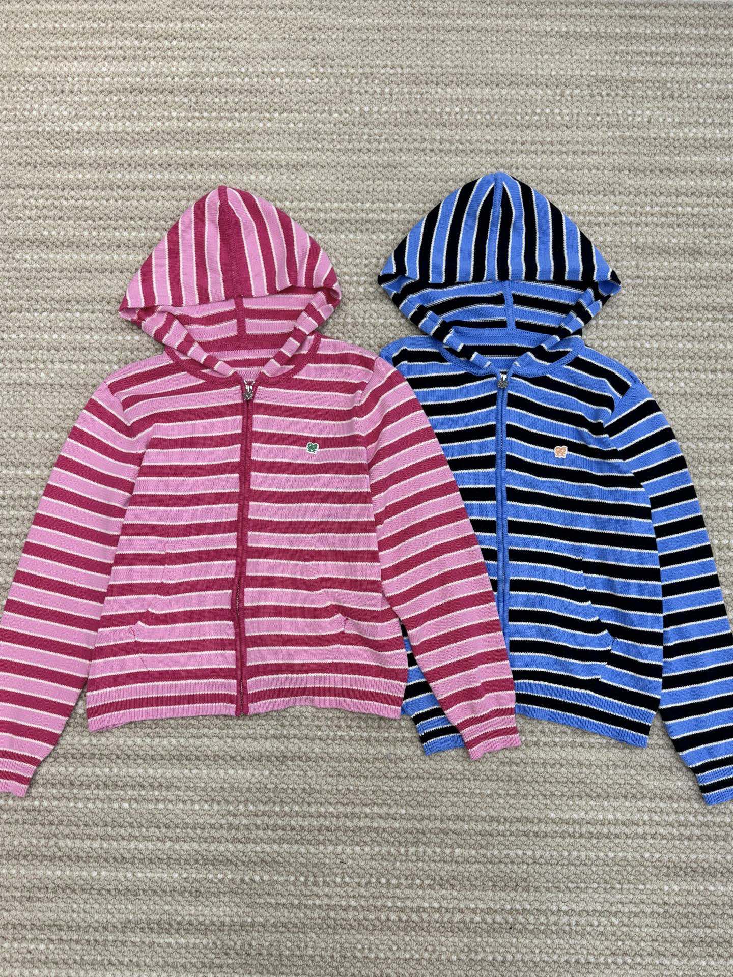 🛒𝐍𝐄𝐖 · 𝟐𝟎𝟐6/爆款现货 【原单品质】小众｜火柴人条纹毛衣带帽外套 这件就是韩系女主日常出门look！ 上身超有