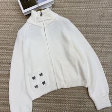 🛒𝐍𝐄𝐖 · 𝟐𝟎𝟐6/爆款现货 【原单品质】小众|火柴人刺绣立领毛衣外套 这件就是韩系女主日常出门look! 上身超有 🛒𝐍𝐄𝐖 · 𝟐𝟎𝟐6/爆款现货 【原单品质】小众|火柴人刺绣立领毛衣外套 这件就是韩系女主日常出门look! 上身超有