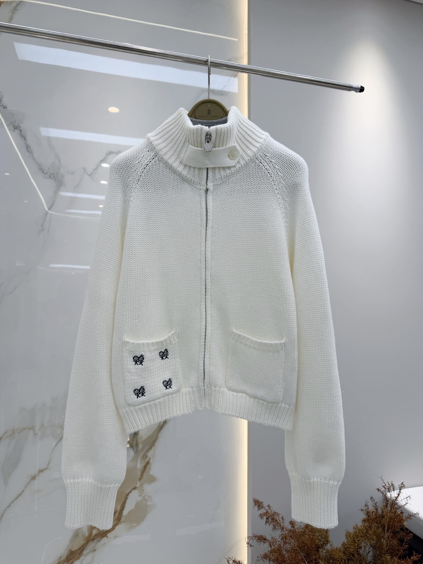 🛒𝐍𝐄𝐖 · 𝟐𝟎𝟐6/爆款现货 【原单品质】小众｜火柴人刺绣立领毛衣外套 这件就是韩系女主日常出门look！ 上身超有