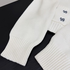 🛒𝐍𝐄𝐖 · 𝟐𝟎𝟐6/爆款现货 【原单品质】小众|火柴人刺绣立领毛衣外套 这件就是韩系女主日常出门look! 上身超有 🛒𝐍𝐄𝐖 · 𝟐𝟎𝟐6/爆款现货 【原单品质】小众|火柴人刺绣立领毛衣外套 这件就是韩系女主日常出门look! 上身超有