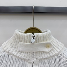 🛒𝐍𝐄𝐖 · 𝟐𝟎𝟐6/爆款现货 【原单品质】小众|火柴人刺绣立领毛衣外套 这件就是韩系女主日常出门look! 上身超有 🛒𝐍𝐄𝐖 · 𝟐𝟎𝟐6/爆款现货 【原单品质】小众|火柴人刺绣立领毛衣外套 这件就是韩系女主日常出门look! 上身超有